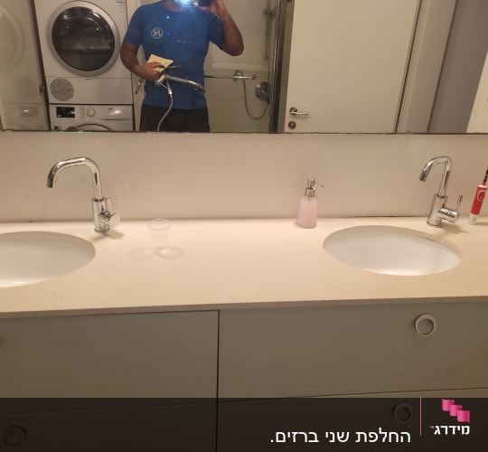 אדם מחזיק צינור מים בחדר אמבטיה
